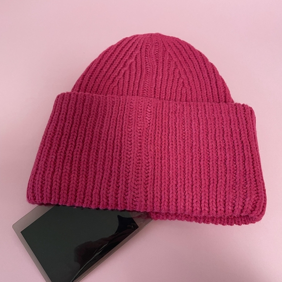 Complete Your Winter Look with a Pink Beanie and Acne Beauty Essentials - Picture 5 of 16